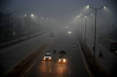 GURUGRAM INDIA JANUARY 11: 2024 Yoğun bir sis tabakası Umang Bhardwaj Chowk yakınlarındaki 10A sektöründe bir yolu yutuyor. Fotoğraf: Parveen Kumar Hindustan Times 