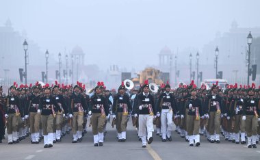 NEW DELHI INDIA HAZİRAN 11 HAZİRAN 2024 NCC Adayları yaklaşan Cumhuriyet Günü geçit töreninin provaları sırasında soğuk bir kış sabahı Kartavya Yolu Fotoğrafı: Arvind Yadav Hindustan Times 