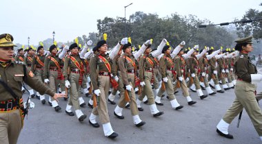 NEW DELHI INDIA JANUARY 11 HAZİRAN 2024 Cumhuriyet Günü yürüyüşü provaları sırasında soğuk bir kış sabahı Kartavya Yolu Fotoğrafı: Arvind Yadav Hindustan Times 