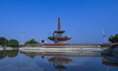 NEW DELHI INDIA HAZİRAN 11 HAZİRAN 2024 Vijay Chowk Çeşmesini temizleyen işçiler açık mavi gökyüzünü soğuk güneşli bir öğleden sonra gördüler. Fotoğraf: Raj K Raj Hindustan Times 