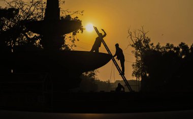 NEW DELHI INDIA HAZİRAN 11 HAZİRAN 2024 Vijay Chowk Çeşmesini temizleyen işçiler soğuk güneşli bir öğleden sonra fotoğraf: Raj K Hindistan Times 