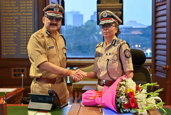 MUMBAI INDIA JANUARY 9. 2024 IPS memuru Rashmi Shukla, Emniyet Genel Müdürü ve Emniyet Genel Müdürü IGP Maharashtra görevini Mumbai emniyet müdürü Vivek Phansalkar 'dan aldı.