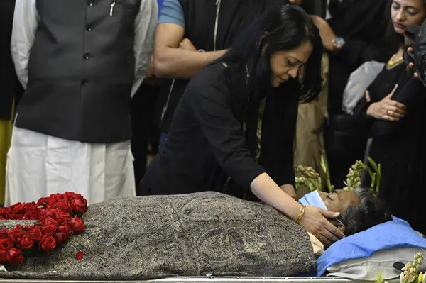 stock image KOLKATA INDIA JANUARY 10 2024 Padma Bhushan awardees Ustad Rashid Khan wife Soma Khan takes part in a vigil for the classical vocalist who passed away aged 55 at Rabindra Sadan Photo by Samir Jana Hindustan Times 