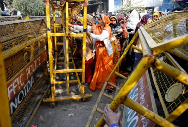 NOIDA INDIA 11 Ocak 2024 Çiftçiler, Noida Otorite Ofis Sektörü 6 Fotoğraf Sunil Ghosh Hindustan Times tarafından çekilmiştir. 