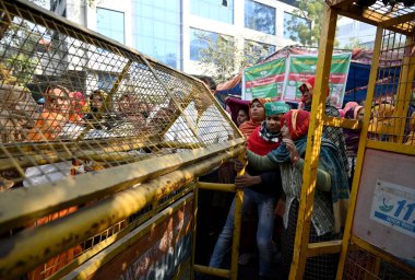 NOIDA INDIA 11 Ocak 2024 Çiftçiler, Noida Otorite Ofis Sektörü 6 Fotoğraf Sunil Ghosh Hindustan Times tarafından çekilmiştir. 