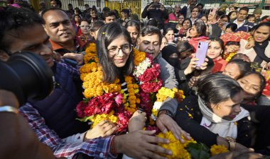 NEW DELHI INDIA JANUARY 12. 2024 AAP Adayları Swati Maliwal Rajya Sabha 'nın koltuğunu kazandıktan sonra DM ofisinin önünde poz verilmedi Fotoğraf: Raj K Raj Hindustan Times 