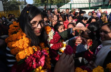 YENİ DELHI INDIA JANUARY 12 2024 Swati Maliwal DM ofisinden Rayja Sabha milletvekili seçimlerini kazandıktan sonra parti destekçileri ile birlikte DM ofisinin önünde toplandı.