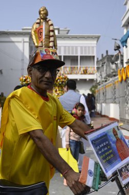 KOLKATA INDIA JANUARY 12. 2024 Swami Vivekananda halkının 161. doğum yıldönümünde Swami ji atalarından kalma renkli bir geçit törenine katıldılar. Fotoğraf: Samir Jana Hindustan Times 