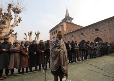 SRINAGAR INDIA JANUARY 12. 2024 İnsanlar, 12 Ocak 2024 'te Srinagar Hindistan' da Jamia Mescidi veya Büyük Cami 'nin bileşiğinde cuma namazı kıldıktan sonra, 