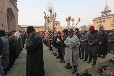 SRINAGAR INDIA JANUARY 12. 2024 İnsanlar, 12 Ocak 2024 'te Srinagar Hindistan' da Jamia Mescidi veya Büyük Cami 'nin bileşiğinde cuma namazı kıldıktan sonra, 