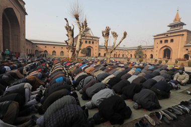 SRINAGAR INDIA JANUARY 12. 2024 İnsanlar, 12 Ocak 2024 'te Srinagar Hindistan' da Jamia Mescidi veya Büyük Cami 'nin bileşiğinde cuma namazı kıldıktan sonra, 