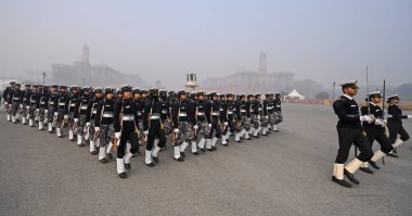 NEW DELHI INDIA HAZİRAN 13 HAZİRAN 2024 soğuk sisli bir sabahta Hindistan donanmasından oluşan bir birlik Kartavya Yolu 'ndaki Cumhuriyet Günü Geçidi için sisli bir sabah Delhi NCR' ye meydan okuyor Kuzey Hindistan 'da gittikçe artan soğuk dalgalı civa dalgıçları ile birlikte.