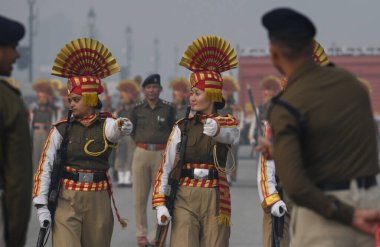 NEW DELHI INDIA 13 HAZİRAN 2024 SSB 'den bir kadın birliği soğuk sisli bir sabahta Kartavya Yolu' ndaki Cumhuriyet Günü Geçidi için Kuzey Hindistan 'da gittikçe artan soğuk hava dalgası cıvaları ile Delhi NCR' ye meydan okuyor.