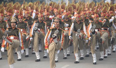 NEW DELHI INDIA 13 HAZİRAN 2024 SSB 'den bir kadın birliği soğuk sisli bir sabahta Kartavya Yolu' ndaki Cumhuriyet Günü Geçidi için Kuzey Hindistan 'da gittikçe artan soğuk hava dalgası cıvaları ile Delhi NCR' ye meydan okuyor.