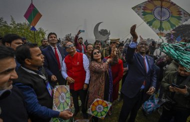 NEW DELHI INDIA JANUARY 13 Ocak 2024 Delhi Vali Yardımcısı VK Saxena eşi Sangita Saxena ile ilk uluslararası uçurtma festivali Patang Utsav sırasında Baansera şehrinde Sarai Kale Khan 'daki ilk bambu tema parkında