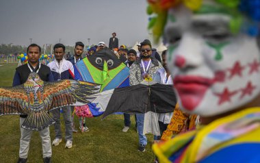 NEW DELHI INDIA JANUARY 13. 2024 Uluslararası Uçurtma Festivali 'nde Patang Utsav, Baansera şehrinde Delhi LG VK Saxena' nın açılış töreninde Yamuna Nehri kıyısındaki Sarai Kale Khan 'daki ilk bambu tema parkı