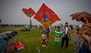 NEW DELHI INDIA JANUARY 13. 2024 Uluslararası Uçurtma Festivali 'nde Patang Utsav, Baansera şehrinde Delhi LG VK Saxena' nın açılış töreninde Yamuna Nehri kıyısındaki Sarai Kale Khan 'daki ilk bambu tema parkı