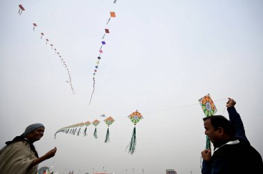 NEW DELHI INDIA JANUARY 13. 2024 Uluslararası Uçurtma Festivali 'nde Patang Utsav, Baansera şehrinde Delhi LG VK Saxena' nın açılış töreninde Yamuna Nehri kıyısındaki Sarai Kale Khan 'daki ilk bambu tema parkı