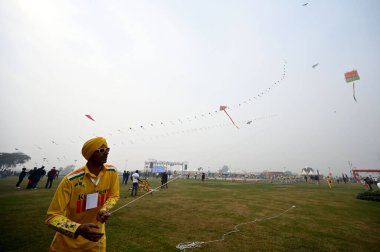 NEW DELHI INDIA JANUARY 13. 2024 Uluslararası Uçurtma Festivali 'nde Patang Utsav, Baansera şehrinde Delhi LG VK Saxena' nın açılış töreninde Yamuna Nehri kıyısındaki Sarai Kale Khan 'daki ilk bambu tema parkı