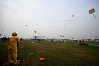 NEW DELHI INDIA JANUARY 13. 2024 Uluslararası Uçurtma Festivali 'nde Patang Utsav, Baansera şehrinde Delhi LG VK Saxena' nın açılış töreninde Yamuna Nehri kıyısındaki Sarai Kale Khan 'daki ilk bambu tema parkı