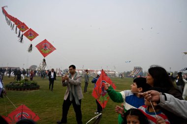 NEW DELHI INDIA JANUARY 13. 2024 Uluslararası Uçurtma Festivali 'nde Patang Utsav, Baansera şehrinde Delhi LG VK Saxena' nın açılış töreninde Yamuna Nehri kıyısındaki Sarai Kale Khan 'daki ilk bambu tema parkı