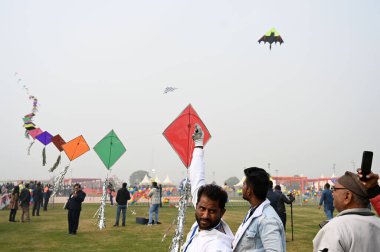 NEW DELHI INDIA JANUARY 13. 2024 Uluslararası Uçurtma Festivali 'nde Patang Utsav, Baansera şehrinde Delhi LG VK Saxena' nın açılış töreninde Yamuna Nehri kıyısındaki Sarai Kale Khan 'daki ilk bambu tema parkı