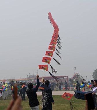 NEW DELHI INDIA JANUARY 13. 2024 Uluslararası Uçurtma Festivali 'nde Patang Utsav, Baansera şehrinde Delhi LG VK Saxena' nın açılış töreninde Yamuna Nehri kıyısındaki Sarai Kale Khan 'daki ilk bambu tema parkı