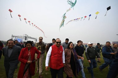 NEW DELHI INDIA JANUARY 13. 2024 Delhi Vali Yardımcısı VK Saxena ilk uluslararası uçurtma festivali sırasında Patang Utsav Baansera şehrinde Sarai Kale Khan 'daki ilk bambu tema parkı Yamuna Nehri kıyısında.