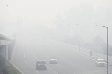 NEW DELHI INDIA 13 HAZİRAN 2024 Sabah saatlerinde Mayur Vihar yakınlarında tamamen kalın bir sis örtüsü yutuldu. Sisli sabah saatlerinde Delhi NCR 'ye meydan okuyor. Kuzey Hindistan' da soğuk hava dalgası civalı dalışları yoğunlaşıyor. Fotoğraf: Salman Ali Hindustan Times 