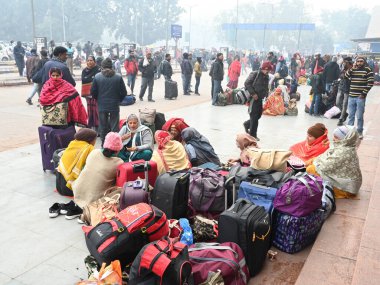 NEW DELHI INDIA HAZİRAN 13 HAZİRAN 2024 Yolcular Yeni Delhi Tren İstasyonu 'nda bir platformda oturuyorlar. Çok sayıda tren servisi yoğun sis nedeniyle etkileniyor. Fotoğraf: Sonu Mehta Hindustan Times 