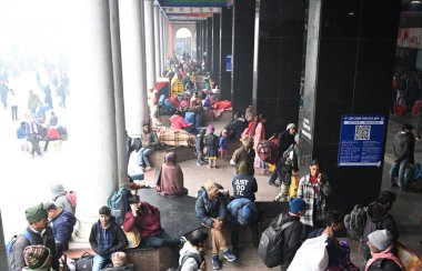 NEW DELHI INDIA HAZİRAN 13 HAZİRAN 2024 Yolcular Yeni Delhi Tren İstasyonu 'nda bir platformda oturuyorlar. Çok sayıda tren servisi yoğun sis nedeniyle etkileniyor. Fotoğraf: Sonu Mehta Hindustan Times 