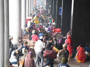 NEW DELHI INDIA HAZİRAN 13 HAZİRAN 2024 Yolcular Yeni Delhi Tren İstasyonu 'nda bir platformda oturuyorlar. Çok sayıda tren servisi yoğun sis nedeniyle etkileniyor. Fotoğraf: Sonu Mehta Hindustan Times 