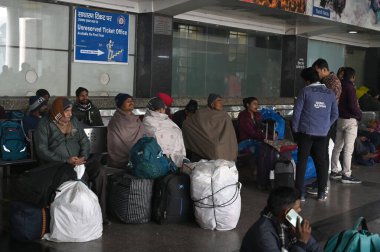 NEW DELHI INDIA HAZİRAN 13 HAZİRAN 2024 Yolcular Yeni Delhi Tren İstasyonu 'nda bir platformda oturuyorlar. Çok sayıda tren servisi yoğun sis nedeniyle etkileniyor. Fotoğraf: Sonu Mehta Hindustan Times 