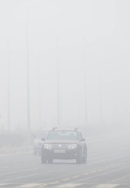 NOIDA INDIA HAZİRAN 13 HAZİRAN 67. bölgede soğuk ve sisli bir sabah geçiren banliyö sakinleri, Delhi NCR 'ye meydan okuyor. Kuzey Hindistan' da giderek artan soğuk dalgalı civa dalgıçları. Fotoğraf: Sunil Ghosh Hindustan Times 