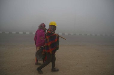 NEW DELHI INDIA JANUARY 14 HAZİRAN 2024 İnşaat işçileri soğuk ve yoğun bir kış sabahı Samalkha yakınlarındaki Güney Batı Delhi 'de çalışacaklar.
