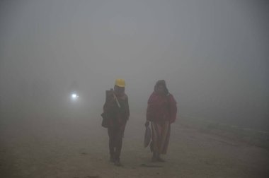 NEW DELHI INDIA JANUARY 14 HAZİRAN 2024 İnşaat işçileri soğuk ve yoğun bir kış sabahı Samalkha yakınlarındaki Güney Batı Delhi 'de çalışacaklar.