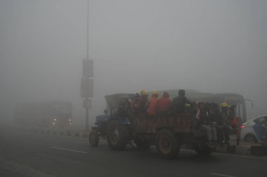 NEW DELHI INDIA JANUARY 14 HAZİRAN 2024 İnşaat işçileri soğuk ve yoğun bir kış sabahı Samalkha yakınlarındaki Güney Batı Delhi 'de çalışacaklar.