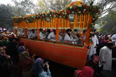 YENİ DELHI INDIA 14 HAZİRAN 2024 Guru Gobind Singh 'in Patel Nagar' daki Büyük Nagar Kritan Geçit Töreni 'ne katıldı. Tören Gurudwara Rakab Gunj' dan başladı.