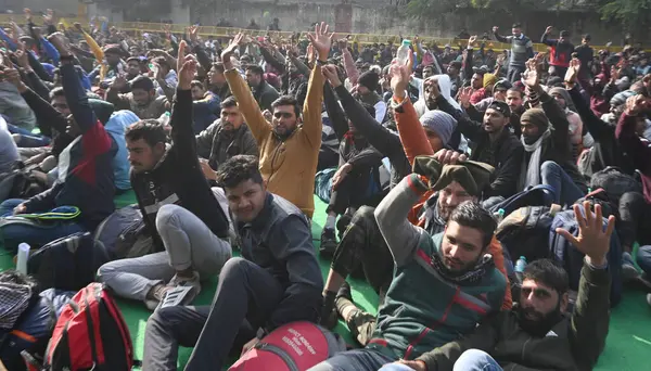 NEW DELHI INDIA JANUARY 11 HAZİRAN 2024 Hindistan Ordusu ve Hava Kuvvetleri 'ne katılmak isteyen AİHM eski askerleri AICC Dharna Pradarshan' ı desteklemek için görevlendirildi.