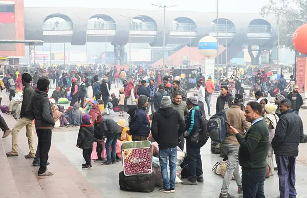 stock image NEW DELHI INDIA JANUARY 13 2024 Passengers sit on a platform at New Delhi Railway Station several train services are impacted due to dense fog Photo by Sonu Mehta Hindustan Times 