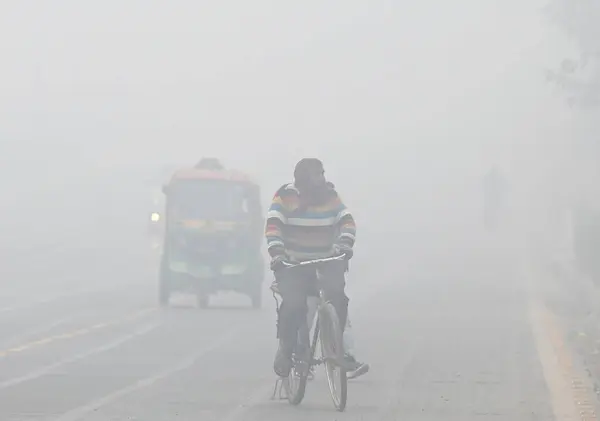 stock image NOIDA INDIA JANUARY 13 2024 Commuters out on cold and foggy morning in sector 67 Foggy morning challenges Delhi NCR with intensifying cold wave mercury dips further across North India Photo by Sunil Ghosh Hindustan Times 