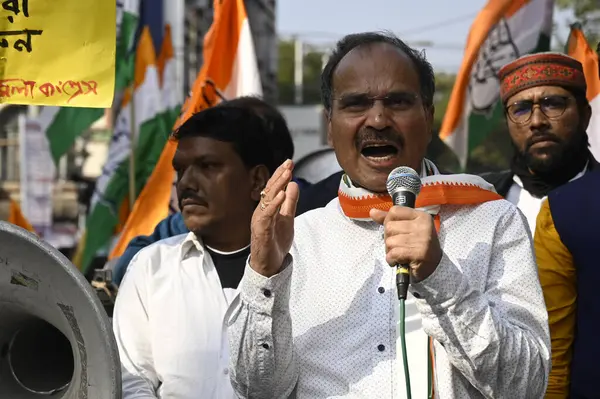 KOLKATA INDIA HAZİRAN 13 HAZİRAN 2024 Hindistan Ulusal Kongre Partisi lideri Adhir Ranjan Chowdhury, Samir Jana Hindustan Times 'ın yaklaşan Bharat Jodo Nyay Yatra Fotoğrafı kampanyası mitinginde hazır bulundu. 