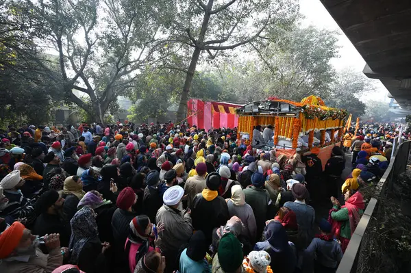 YENİ DELHI INDIA 14 HAZİRAN 2024 Guru Gobind Singh 'in Patel Nagar' daki Büyük Nagar Kritan Geçit Töreni 'ne katıldı. Tören Gurudwara Rakab Gunj' dan başladı.