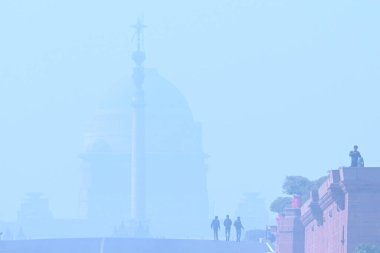 NEW DELHI INDIA 14 HAZİRAN 2024 Sisli bir günde Rashtrapati Bhawan 'da görülen insanlar sisli bir sabah erken saatlerde Sanchit Khanna Hindustan Times' ın Sanchit Khanna Hindustan Times tarafından çekilen soğuk hava dalgası cıvalı dalmalarıyla Delhi NCR 'ye meydan okuyorlar. 