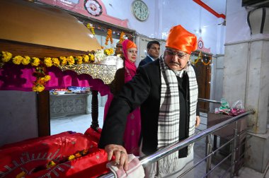 NEW DELHI INDIA JANUARY 14 HAZİRAN BJP Ulusal Başkanı J P Nadda, Guru Ravidas Mandir 'deki Ram Lala' dan Pran Pratishtha vesilesiyle bir haftalık Swachhata Drive 'ı başlatmak için bir tapınağı temizliyor.