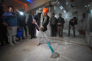 NEW DELHI INDIA JANUARY 14 HAZİRAN BJP Ulusal Başkanı J P Nadda, Guru Ravidas Mandir 'deki Ram Lala' dan Pran Pratishtha vesilesiyle bir haftalık Swachhata Drive 'ı başlatmak için bir tapınağı temizliyor.