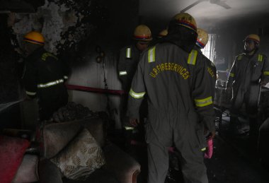 NOIDA İNDİYA 14 HAZİRAN 2024 İtfaiyecilerden oluşan bir ekip, 25. Sektör 'deki üç kişiyi ve itfaiyenin dört aracını kurtarmak için bir saat süren çabanın ardından yangını kontrol altına aldı.