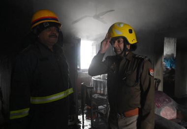 NOIDA İNDİYA 14 HAZİRAN 2024 İtfaiyecilerden oluşan bir ekip, 25. Sektör 'deki üç kişiyi ve itfaiyenin dört aracını kurtarmak için bir saat süren çabanın ardından yangını kontrol altına aldı.