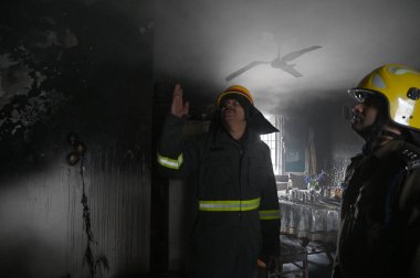 NOIDA İNDİYA 14 HAZİRAN 2024 İtfaiyecilerden oluşan bir ekip, 25. Sektör 'deki üç kişiyi ve itfaiyenin dört aracını kurtarmak için bir saat süren çabanın ardından yangını kontrol altına aldı.