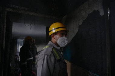 NOIDA İNDİYA 14 HAZİRAN 2024 İtfaiyecilerden oluşan bir ekip, 25. Sektör 'deki üç kişiyi ve itfaiyenin dört aracını kurtarmak için bir saat süren çabanın ardından yangını kontrol altına aldı.